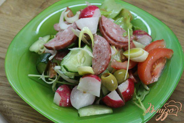 фото рецепта: Легкий овощной салат с рукколой и салями