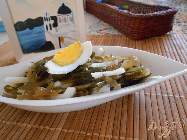 фото рецепта: Салат из кальмара с яйцом и морской капустой