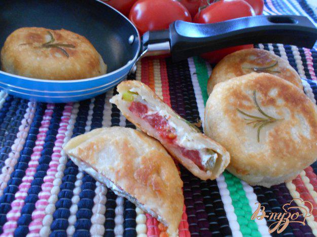 фото рецепта: Закусочные пирожки с помидором, перцем и сыром