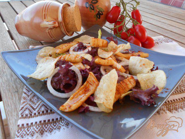 фото рецепта: Салат с кальмарами и картофельными чипсами