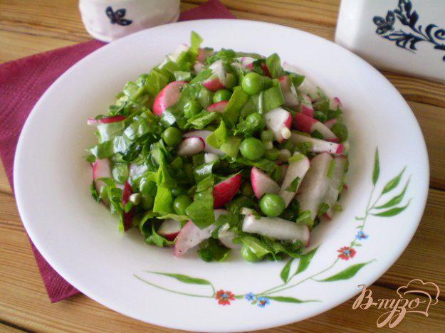 фото рецепта: Салат из редиса, шпината и зеленого горошка
