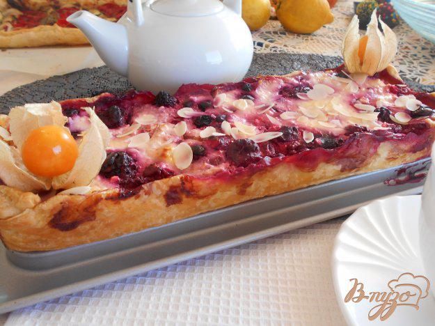 фото рецепта: Творожно-ягодный слоеный пирог