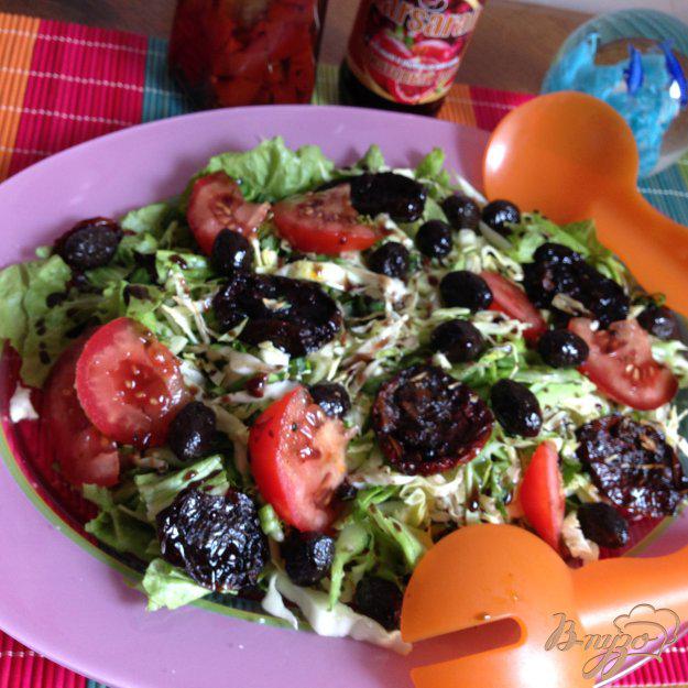 фото рецепта: Салат с вялеными помидорами и маслинами