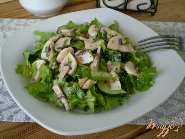 фото рецепта: Салат из сырых огурцов и шампиньонов