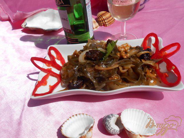фото рецепта: Салат с морской капустой и пикантным луком