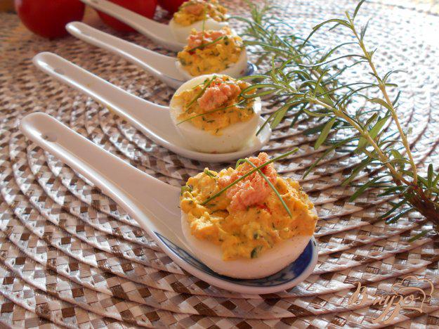 фото рецепта: Закуска с лососевым кремом и яйцом