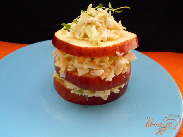 фото рецепта: Салат с крабовыми палочками, яблоками и кочанным салатом