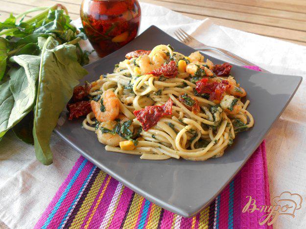 фото рецепта: Спагетти в сливочном соусе с креветками и шпинатом