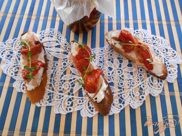 фото рецепта: Кростини с прошутто и вялеными помидорами