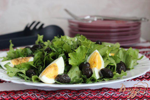 фото рецепта: Салат с зеленью и вялеными маслинами