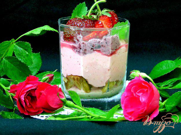 фото рецепта: Десерт с клубникой и творогом.
