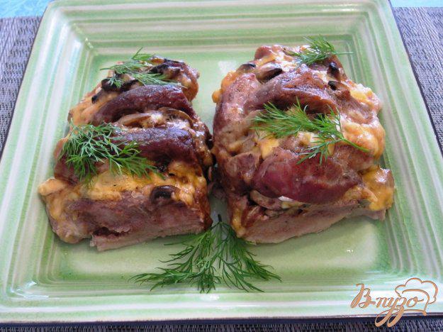 фото рецепта: Мясо с сыром и грибами в духовке