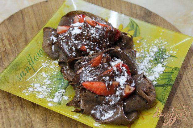 фото рецепта: Шоколадные блинчики с клубникой и шоколадом