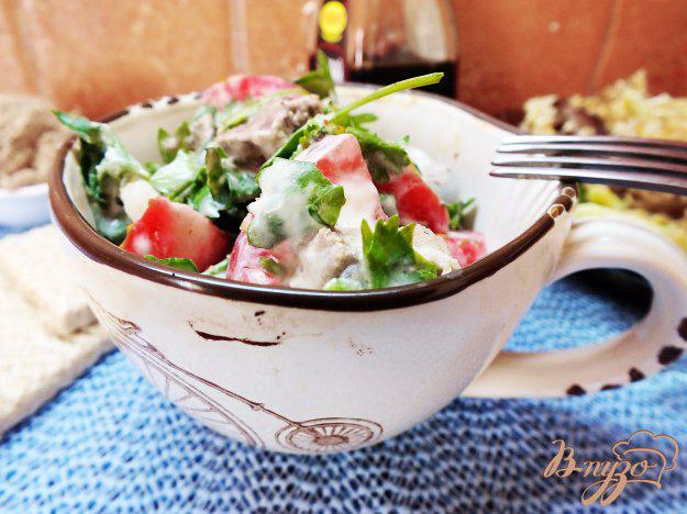 фото рецепта: Салат с отварной говяжьей печенкой и помидорами