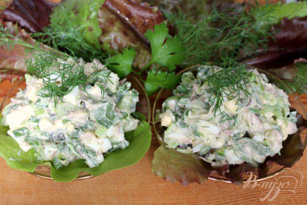 фото рецепта: Салат с мясом, зеленью и яйцом