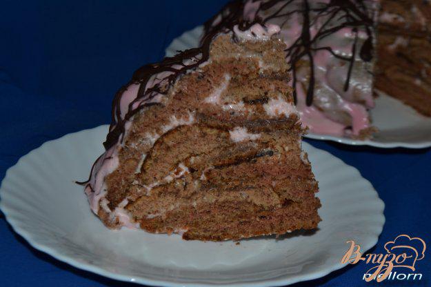 фото рецепта: Шоколадный торт «Опавшие листья» со сметанно-смородиновым кремом