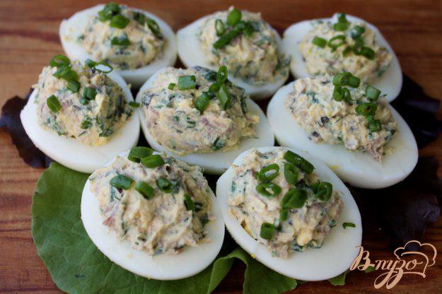 фото рецепта: Яйца фаршированные мясом и зеленью