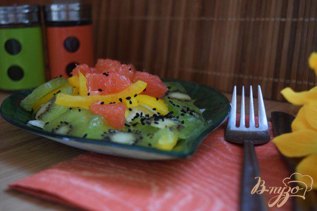 фото рецепта: Салат с болгарским перцем и грейпфрутом