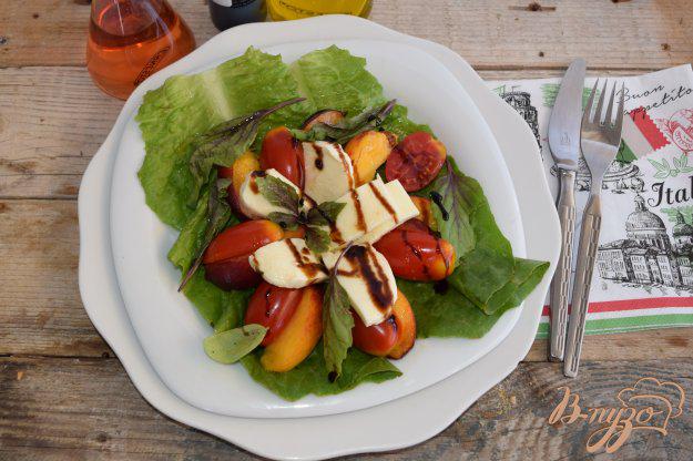 фото рецепта: Салат с персиком и помидором