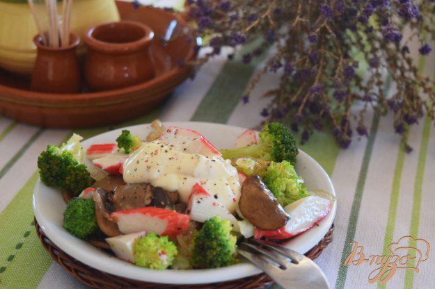 фото рецепта: Салат с крабовыми палочками и брокколи