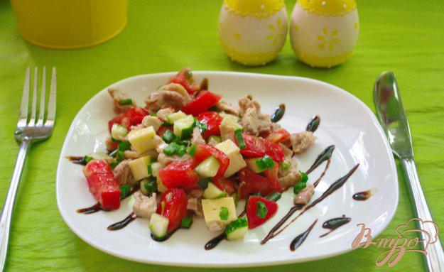 фото рецепта: Сочный салат с курицей и бальзамиком