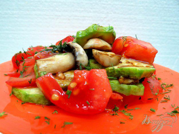 фото рецепта: Тёплый салат с кабачками и грибами