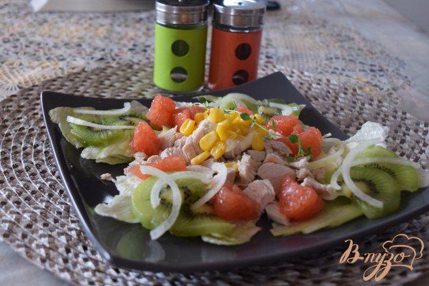 фото рецепта: Салат с курицей, киви и грейпфрутом