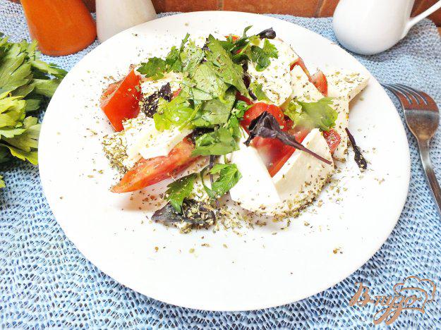 фото рецепта: Салат с овечьей брынзой и кинзой