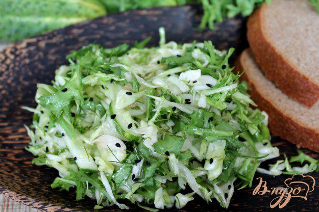 фото рецепта: Салат с капустой, огурцом и черным тмином