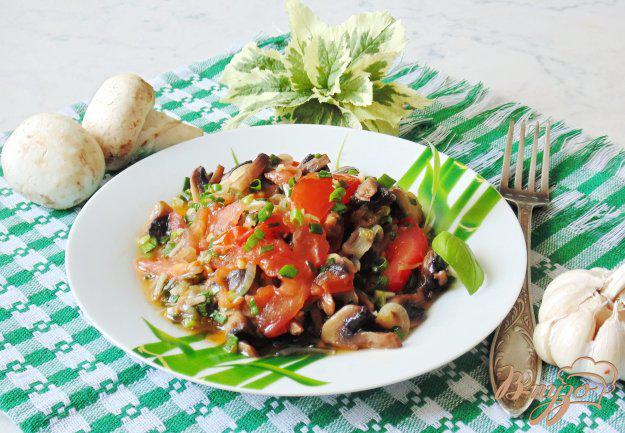 фото рецепта: Тёплый салат с грибами и помидорами
