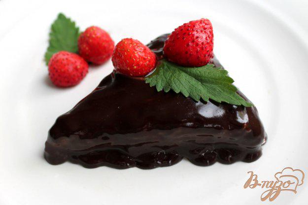 фото рецепта: Творожно-клубничное пирожное в шоколадной глазури