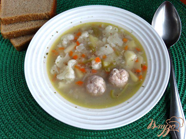 фото рецепта: Суп с зеленой гречкой фрикадельками и цветной капустой