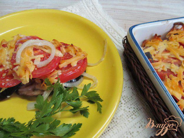 фото рецепта: Баклажаны запеченные с помидором и луком