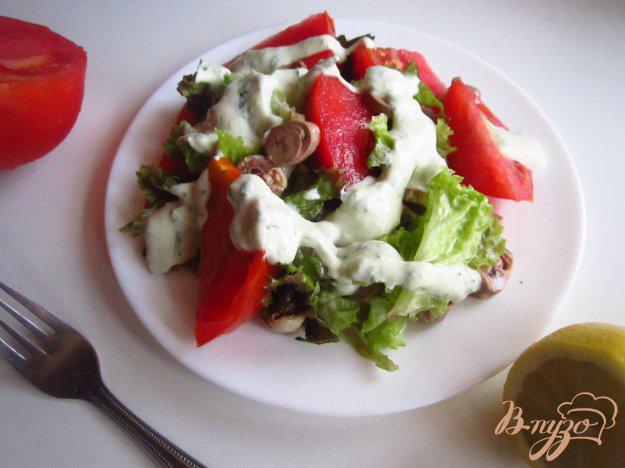фото рецепта: Салат с куриными сердцами и сырным соусом