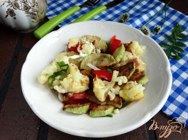 фото рецепта: Салат с жареными кабачками и цветной капустой