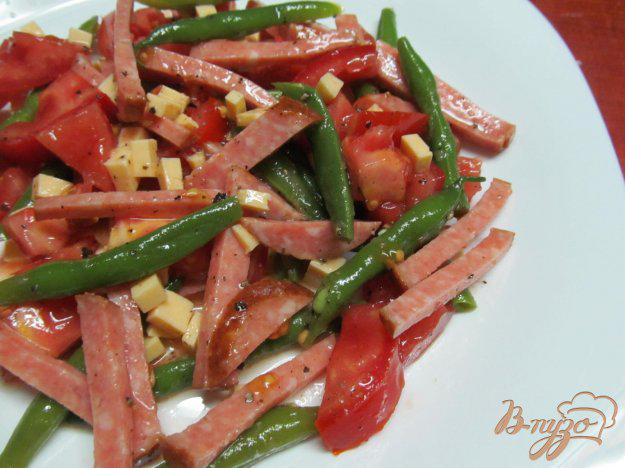 фото рецепта: Салат с стручковой фасолью и колбасой