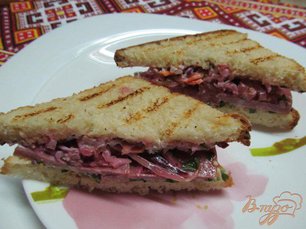фото рецепта: Бутерброд с салатом по-гурийски