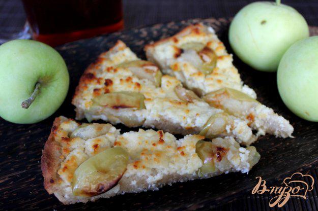 фото рецепта: Овсяный пирог с яблоками и творогом