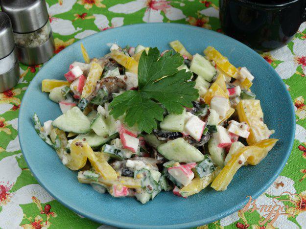 фото рецепта: Салат с грибами и крабовыми палочками