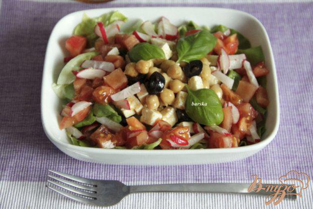 фото рецепта: Салат из нута и феты с томатно-редисочной заправкой