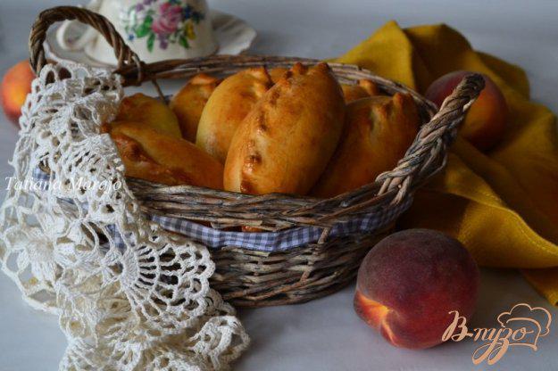 фото рецепта: Пирожки с начинкой из персиков
