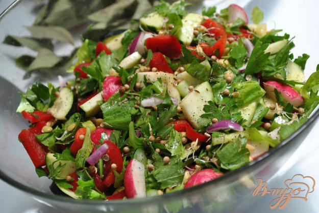фото рецепта: Салат с редисом и проростками