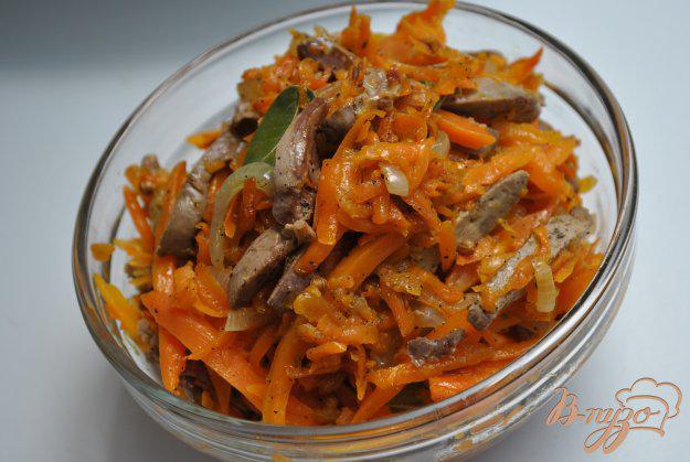 фото рецепта: Теплый салат с морковью и печенкой