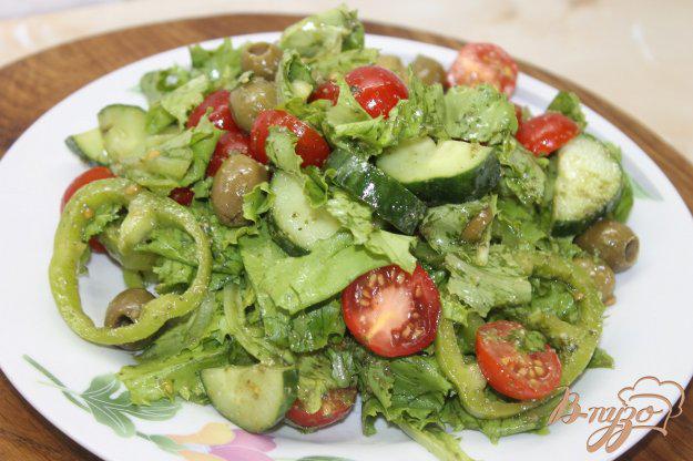 фото рецепта: Салат с помидорами черры и листьями салата заправлен соусом песто