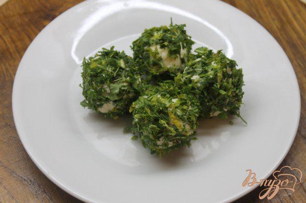 фото рецепта: Шарики из плавленного сыра в зелени с начинкой