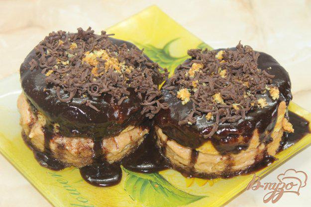 фото рецепта: Бисквитные мини тортики с масляным кремом в шоколадной глазури