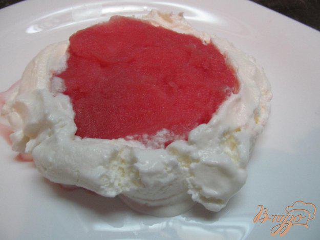 фото рецепта: Десерт из замороженного арбуза с мороженым