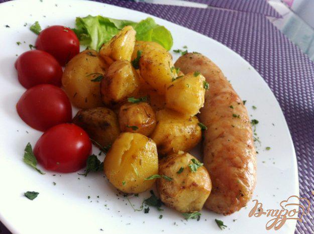 фото рецепта: Куриные колбаски с картофелем, запеченные в духовке