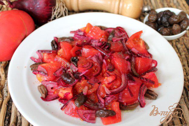 фото рецепта: Красный салат из помидор и маринованного лука