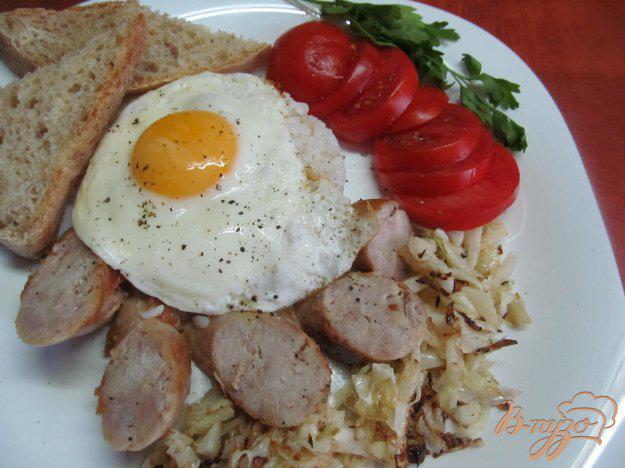 фото рецепта: Завтрак из капусты колбасок и яйца
